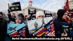 Украинци с плакати "Благодарим, приятели", написан на различни езици на страни от НАТО, на централния площад в Киев, 30 януари 2022 г.