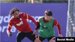 Бекназ Алмазбеков Түркиянын "Галатасарай" клубунун негизги курамында машыгууда.