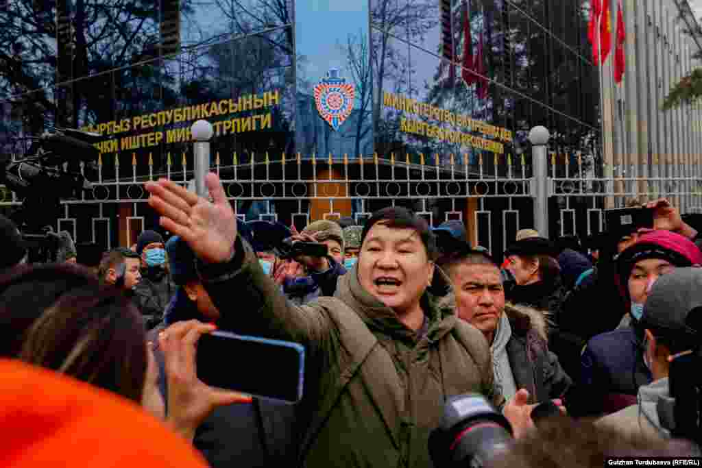 Ички иштер министрлигинин имаратынын алдында өткөн нааразылык акциясына маданият тармагынын өкүлдөрү, төкмө акындар да келишти.&nbsp;