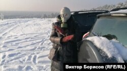 Жител на сибирския град Минусинск носи противогаз в знак на протест срещу замърсяването на въздуха, причинено от изгарянето на въглища за отопление през 2021 г.
