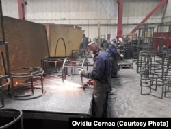 Cele mai multe din cele peste 108.000 de avize de angajare eliberate în 2022 în România au fost pentru muncitori din Bangladesh, Nepal și Pakistan. În imagine, angajați din Vietnam, într-o fabrică de confecţii metalice.