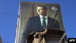 Джихадисты срывают портрет Башара Асада в захваченном ими Алеппо, 30 ноября 2024 г.