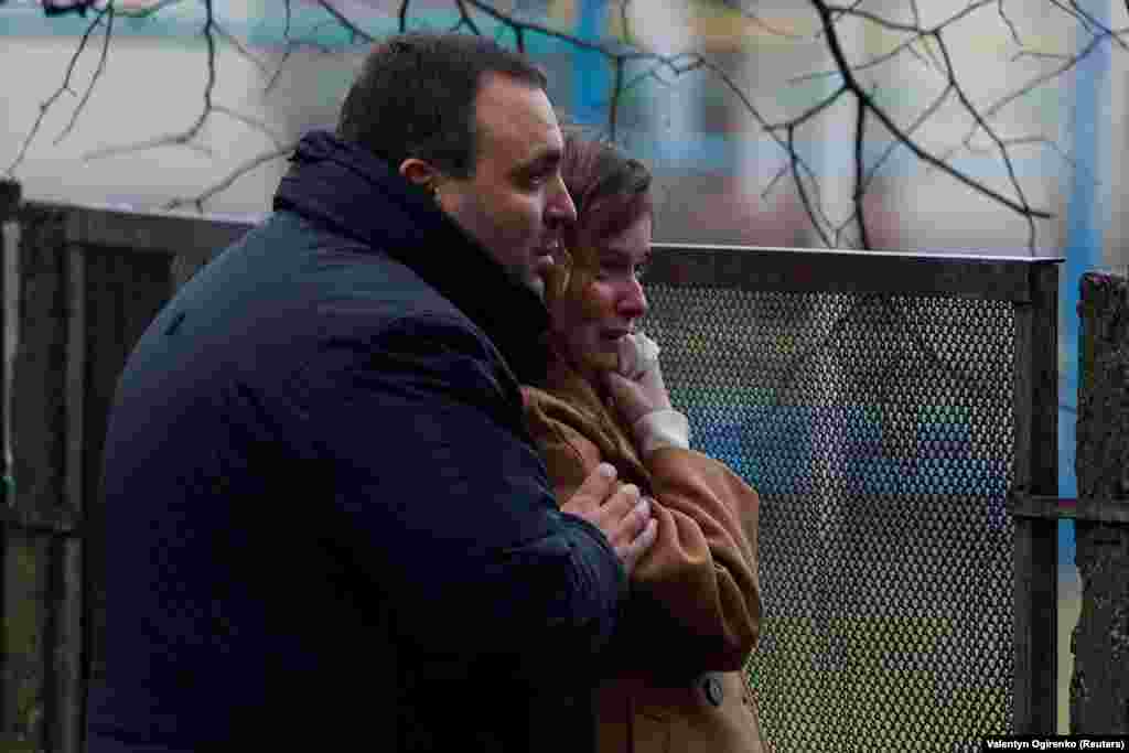 Localnici la locul prăbușirii elicopterului. &bdquo;Erau copii și... angajați ai grădiniței în momentul acestei tragedii", scrie guvernatorul regional din Kiev, Oleksi Kuleba, pe Telegram.