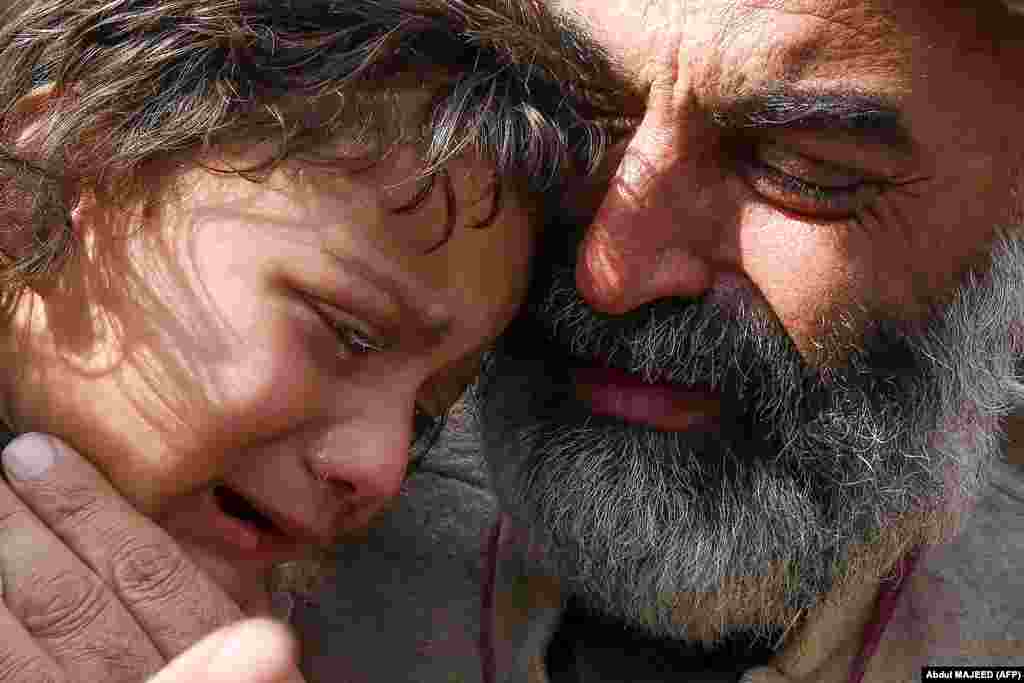 Пешавардагы мечитте жанкечтинин жардыруусунда набыт болгон кишинин үй-бүлөсү полициянын имаратында маркумду жоктоп турат.&nbsp;1-февраль, 2023-года. (AFP/Abdul MAJEED)