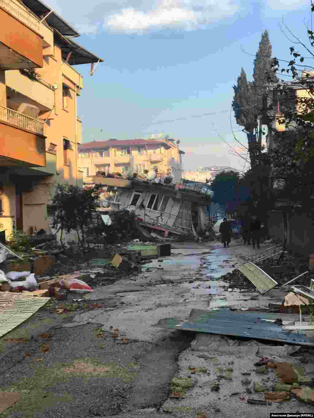 Adamlar zelzeleden yıqılğan soqaq boyu keteler&nbsp;