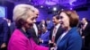 Președinta Comisiei Europene, Ursula von der Leyen, o salută pe președinta R. Moldova, Maia Sandu, în cadrul Forumului Economic Mondial 2023 anual de la Davos, Elveția, 17 ianuarie 2023