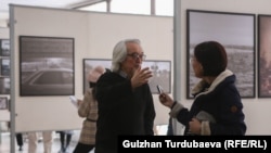 Шайлоо Жекшенбаев "Азаттыктын" кабарчысына маек берип жатат.