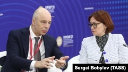 Министр финансов России Антон Силуанов и глава Центробанка РФ Эльвира Набиуллина за невеселой беседой о судьбах российской экономики