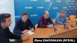 Слева направо: Валерий Маан, депутат парламента Гиви Кварчия, глава села Адзюбжа Дмитрий Абухба и Зураб Кокая