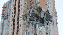 O rachetă a lovit un bloc din Kiev sâmbătă dimineața Pompierii au sosit la fața locului pentru a interveni. Foto: Reuters/ Gleb Garanich