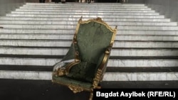 Помятое кресло в резиденции президента Казахстана в Алматы после штурма во время Январских событий. 6 января 2022 года