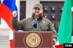 რამზან კადიროვი მიმართავს გროზნოს ცენტრში შეკრებილ ჩეჩენ სამხედროებს. 25 თებერვალი, 2022.