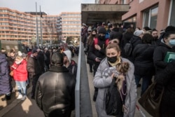 Un grup de refugiați, surprinși la Praga pe 2 martie 2022.