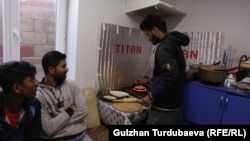 Граждане Бангладеш, работающие в швейном цехе в Бишкеке. 2022 год. 