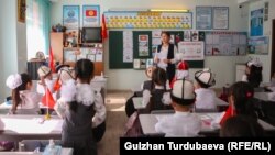 Мектепте сабак берип аткан мугалим. Иллюстрация.