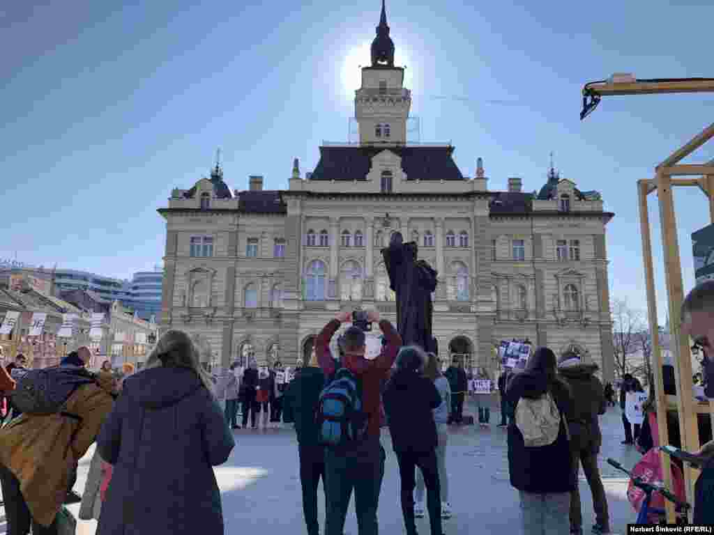 Novosađani koji su se našli u centru tog grada uglavnom su tiho slušali svedočenja okupljenih. Bilo je i onih koji su negodovali što nema srpske zastave na skupu, ili što se nije protestovalo zbog ranijih oružanih sukoba u Ukrajini
