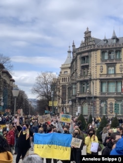 Annelou știe că deși e departe de război, prezența sa la proteste și postările pe rețelele de socializare pot ajuta oamenii să se mobilizeze. „Deși Bilbao nu e un oraș mare, chiar și aici s-au umplut străzile cu oameni care susțin Ucraina. Am ascultat discursurile diasporei ucrainene. La protest s-au alăturat tot felul de oameni, tineri și bătrâni, localnici și imigranți”, descrie aceasta despre atmosferă.