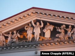 У театрі знищили скульптури, які були окрасою будівлі і пережили навіть бомбардування, зазначають у міськраді