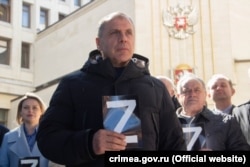 Владимир Константинов с символикой полномасштабного вторжения РФ в Украину