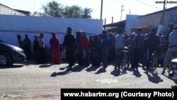 Un nobatynda duran ýaşaýjylar. Arhiw suraty