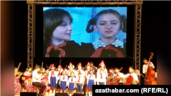 "Elektronigiň başdan geçirmeleri" filminden "Ganatly hiňňilik" aýdymy