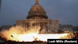 Експлозия, контролирана от полицията, по време на щурма на Капитолия, 6 януари 2021 г.