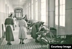 В коридорах больницы им. Кащенко, довоенная фотография
