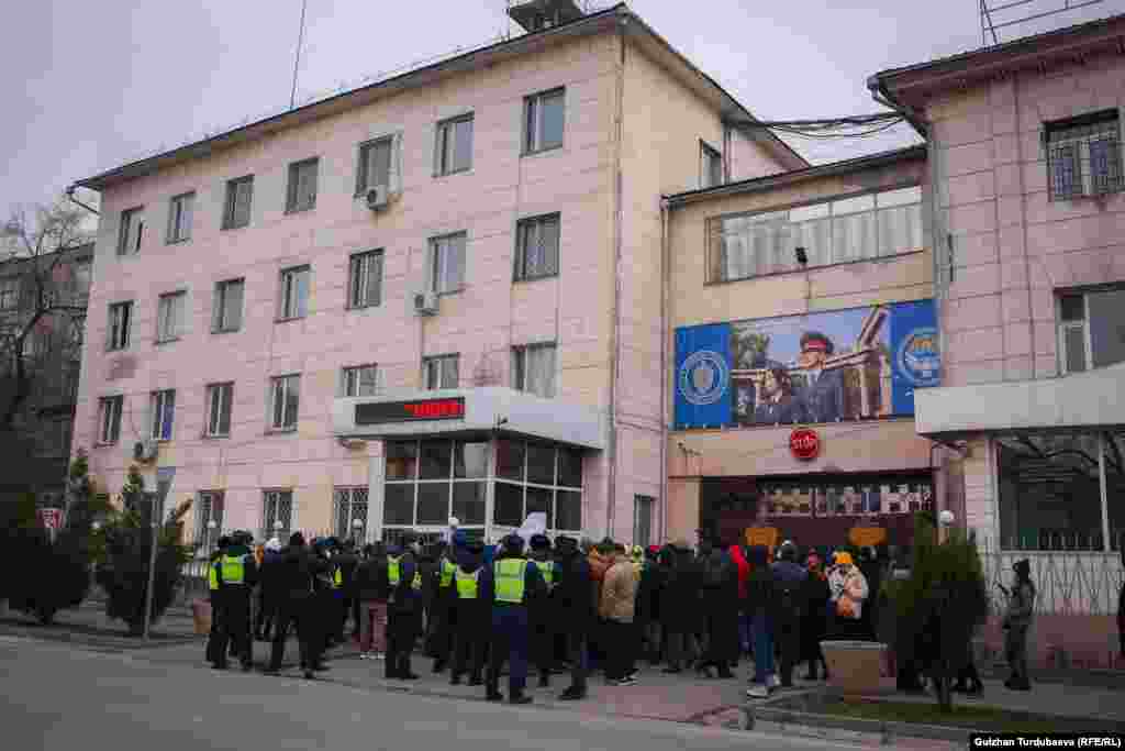 Кечке жуук төкмө акын Болот Назаров камактан бошотулду. Назаров өзү аны колдоп, милициянын жанында акция өткөрүп жаткандарга ыраазылыгын билдирип, "Ак ийилет, сынбайт" деп айтты.