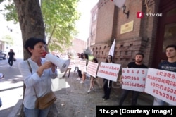 ნინო მიქიაშვილი „პატრიოტთა ალიანსის“ ახალგაზრდულ ორგანიზაციასთან ერთად საქართველოს განათლების, მეცნიერების, კულტურისა და სპორტის სამინისტროს შენობასთან აქციას მართავს; 2019 წლის 16 ივლისი.