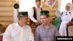 Татарстан президенты Рөстәм Миңнеханов һәм Русиянең элекке президенты Дмитрий Медведев Казан Сабантуенда. 2011 ел
