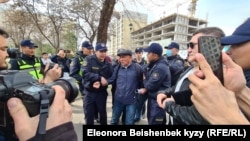 Милиция задерживает активиста Ондуруша Токтонасырова на акции в Бишкеке. 2 апреля 2022 года. 