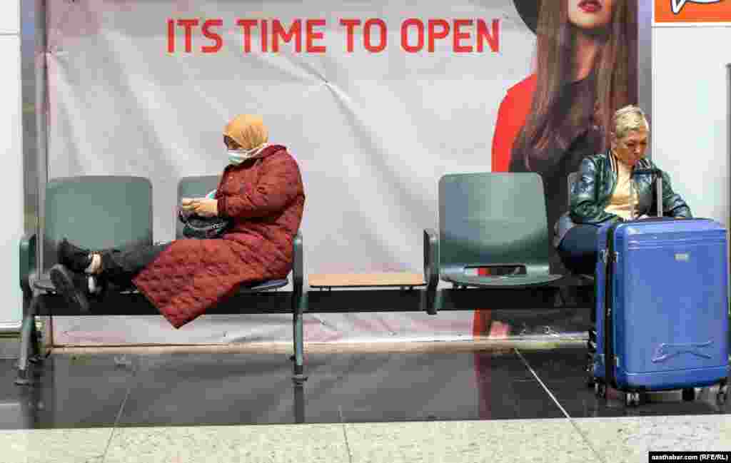 Надпись на стене гласит "время открывать".&nbsp;