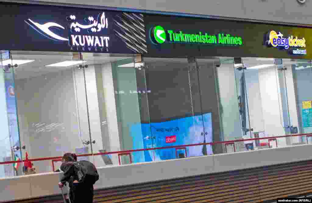 "Türkmen howa ýollarynyň" Stambulyň halkara howa menzilindäki ofisi hemişe diýen ýaly ýapyk. Aeroportyň işgärleriniň sözlerine görä, bu edara diňe çarter reýsleriniň Türkmenistana gidýän güni bir aýda ortaça iki gezek sanlyja sagatlyk açylýar. Bu ýere barýan adamlaryň sany birnäçe ýüze ýetýär, emma aglaba köpüsine ýer bolmaýar, sebäbi Türkmenistana diňe öňünden düzülen sanawda ady bolan adamlar gidip bilýär. Sanawlar Türkmenistanyň Stambuldaky konsullygynda düzülýär.