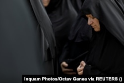 O călugăriță se roagă în timpul unei slujbe religioase oficiate pentru ca ploaia să pună capăt secetei, în apropiere de Drăgănești-Vlasca, județul Teleorman, România, 24 iulie 2022.