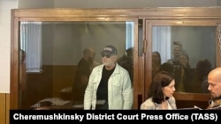 Адвокат Дмитрий Талантов (в центре)