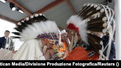 Papa në një takim me komunitetet indigjene në Kanada.