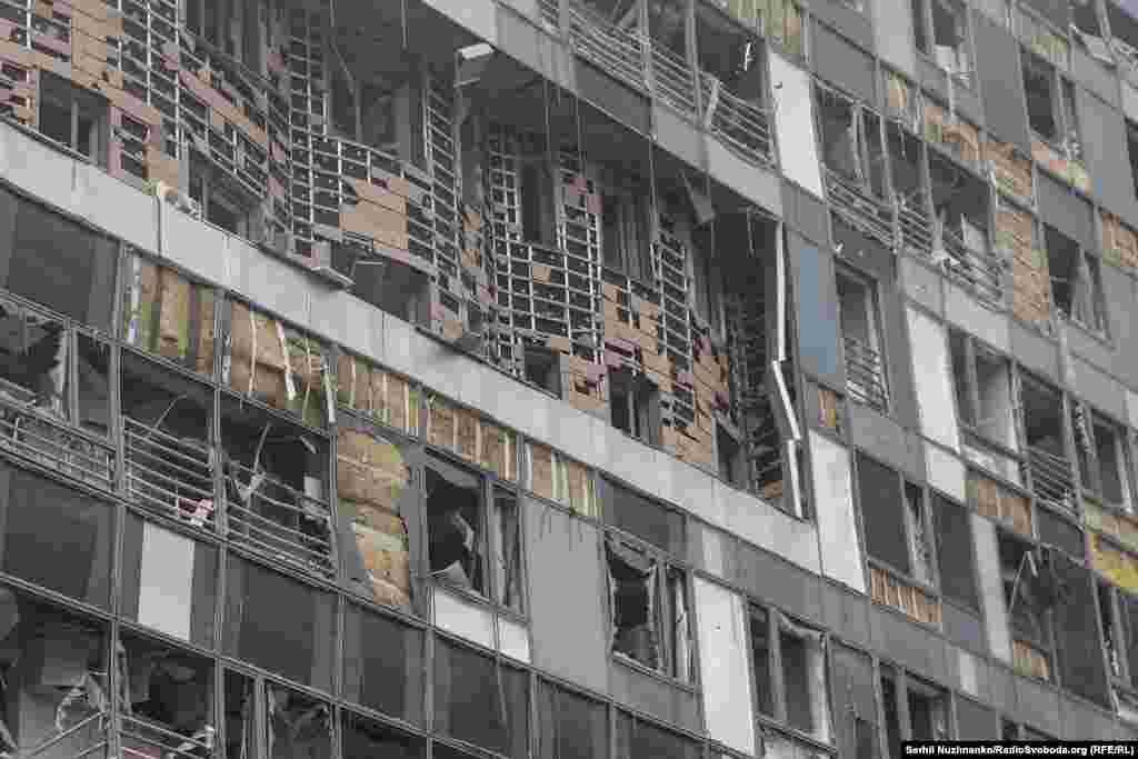 Dio moderne zgrade dječje bolnice čiji su prozori razbijeni eksplozijom.Neki dijelovi bolnice su i dalje van funkcije.