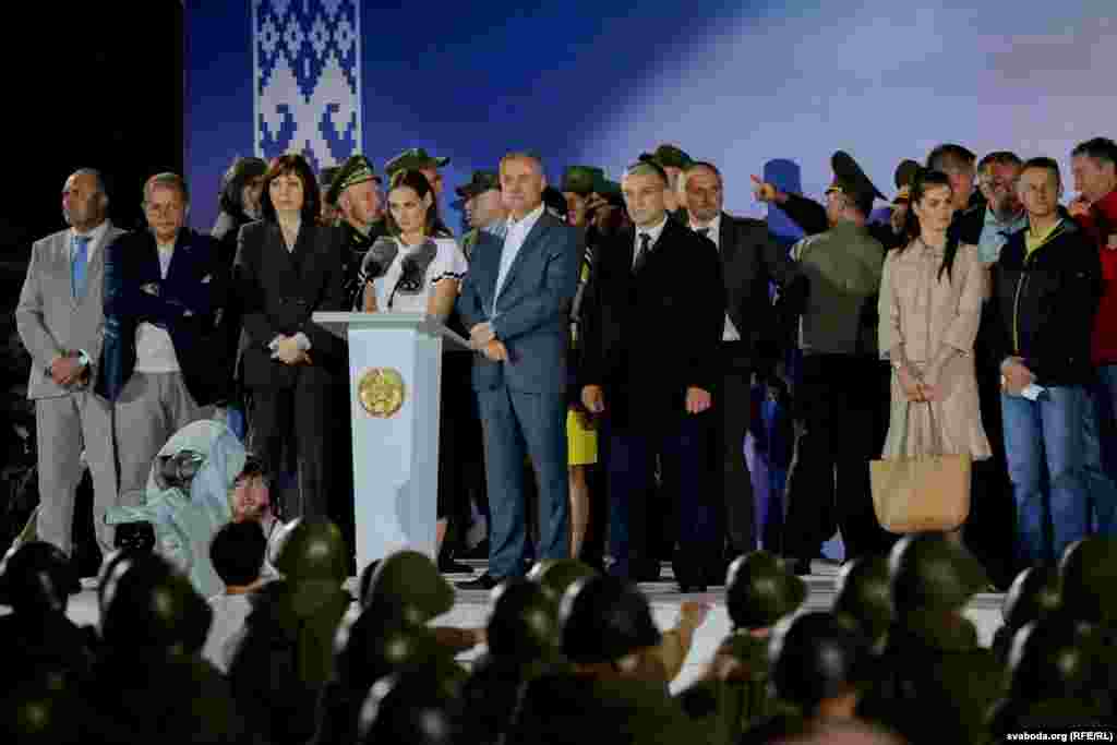 Падчас паказу тэатралізаванай часткі подыюм дапоўніўся новымі людзьмі. Сярод іх (зьлева направа): намесьнік кіраўніка адміністрацыі прэзыдэнта Ўладзімер Жаўняк,&nbsp;міністар культуры Юры Бондар, кіраўніца адміністрацыі прэзыдэнта Натальля Качанава, прэс-сакратарка прэзыдэнта Натальля Эйсмант,&nbsp;дзяржсакратар Савету бясьпекі Станіслаў Зась.&nbsp;За рэпэтыцыяй таксама назірала супрацоўніца службы пратаколу прэзыдэнта Дар'я Шманай