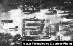 Скупчення військової техніки на полігоні в Осиповичах (Білорусь), де були помічені російські ракетні комплекси «Іскандер», 1 лютого 2022 року