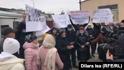 У здания прокуратуры Аль-Фарабийского района и учреждения ИЧ-167/11 в Шымкенте вновь и вновь собираются люди. Это родители арестованных на два месяца парней.  28 января 2022 года