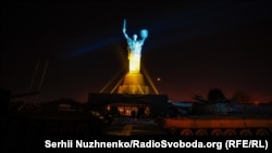 Монумент Батьківщини-матері, побудований за часів СРСР, підсвічений у синьо-жовтих кольорах. Київ, 2022 рік