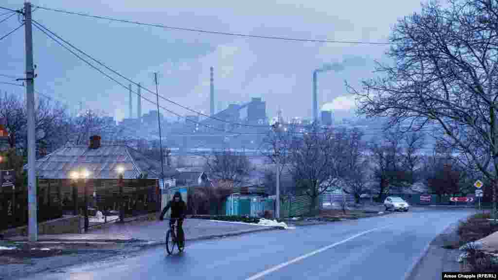 Мариуполь, 5-февралда. (Амос Чаппл) "Бул сүрөт тартылган күндөн үч жума өтүп өтпөй Орусия Украинага басып кирип, Мариуполь шаары урандыга айланды. Февралдын башында Мариуполдо болуп, жергиликтүү тургундардын Орусиянын бастырып кириши мүмкүн экенин айтышканын укканда кызыктай сезим жаралды. Бирок жарандар кадимки жашоосун улантып жатышкан. Жээкте жүргөн жергиликтүү тургун Орусиянын кол салуу ыктымалдыгын "50/50" деген оюн айтты. Андан кийин ал аялын жана мышыгын жетелеп, дүйнө менен иши жоктой басып кетти", - деп эскерет сүрөттүн автору Амос Чаппл Мариуполь шаарына болгон иш сапары тууралуу.&nbsp;