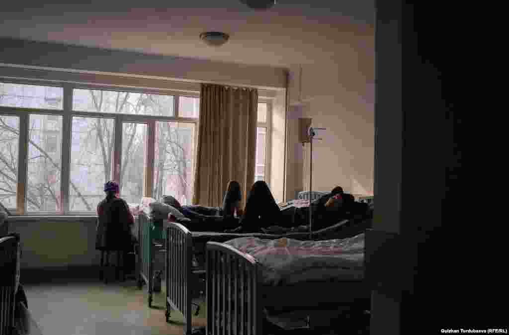 Улуттук статистика комитетинин 2021-жылга карата маалыматында, 28 597 киши рак оорусу менен расмий каттоодо турат. Алардын дээрлик тең жарымы эркектер.