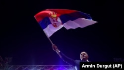 Milorad Dodik egy őt támogató, a helyi választások után a szavazatok újraszámolásának és ellenőrzésének leállítását követelő tüntetésen Banja Lukában 2022. október 25-én