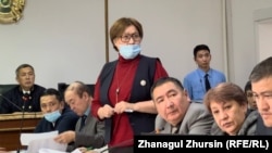 Адвокат Күләш Манько Қаңтар оқиғасына байланысты 18 адамның сотында сұрақ қойып тұр. Ақтөбе, 19 қазан 2022 жыл. 