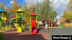 Copii cu dizabilități psihice se joacă în curtea centrului Rază de Soare din Băicoi, Prahova, unde locuiesc de șapte luni. 