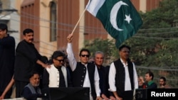 عمران خان د نومبر په پای کې د حکومت ضد لاریون په پای کې اعلان وکړ چې اسمبلۍ ماتوي - د اکتوبر ۲۸مې انځور. 