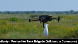 Китайските дронове DJI се използват за разузнавателни цели, но от началото на руската инвазия се използват от украинските и руските сили и за носене на малки бомби.