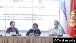 Кыргыз-өзбек ишкер аялдарынын бизнес-форумунан. Танзиля Нарбаева (солдо), Аида Касымалиева, Луиз Чемберлен.