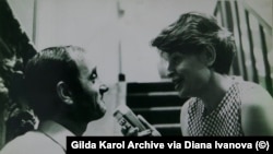 Джилда Карол по време на интервю с Шарл Азнавур. Без дата.